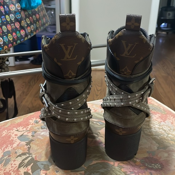 LOUIS VUITTON Suede Calfskin Monogram Laureate Platform Desert Boots Kaki - Picture 5 of 17